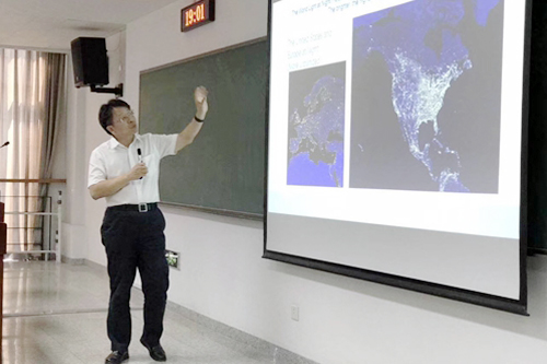 贺灿飞教授主讲“Urbanization”.jpg 贺灿飞教授主讲“Urbanization”.jpg
